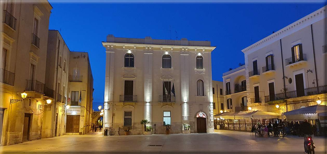 foto Bari di notte